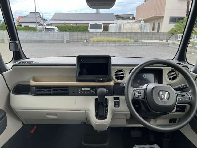 操作しやすいインパネシフトは、運転席と助手席の足元空間を格段に広くしました。