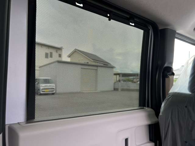 後部座席も広く、大人が4人乗ってもゆとりある空間となっています。