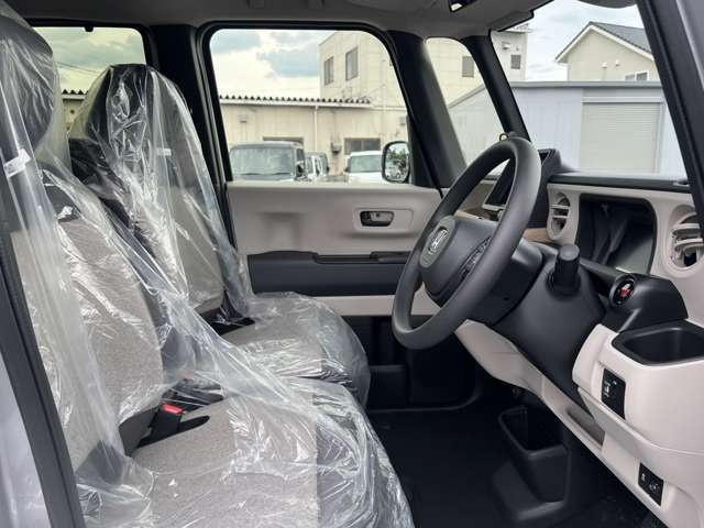 操作しやすいインパネシフトは、運転席と助手席の足元空間を格段に広くしました。