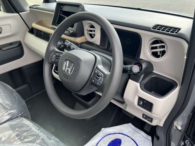 操作しやすいインパネシフトは、運転席と助手席の足元空間を格段に広くしました。