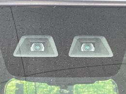 【スマートアシスト】走行中に前方の車両等を認識し、衝突しそうな時は警報とブレーキで衝突回避と被害軽減をアシスト。より安全にドライブをお楽しみいただけます。