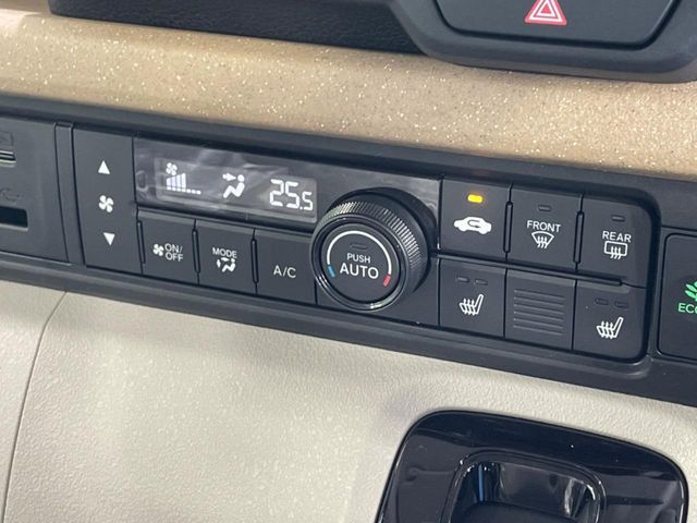 【オートエアコン】一度お好みの温度に設定すれば、車内の温度を検知し風量や温度を自動で調整。暑い…寒い…と何度もスイッチ操作をする必要はありません。快適な車内空間には必須の機能ですね♪