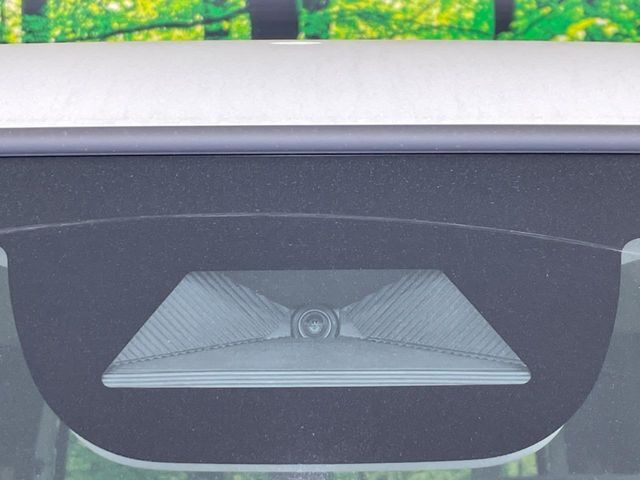 【ホンダセンシング】走行中に前方の車両等を認識し、衝突しそうな時は警報とブレーキで衝突回避と被害軽減をアシスト。より安全にドライブをお楽しみいただけます。