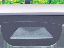 【ホンダセンシング】走行中に前方の車両等を認識し、衝突しそうな時は警報とブレーキで衝突回避と被害軽減をアシスト。より安全にドライブをお楽しみいただけます。