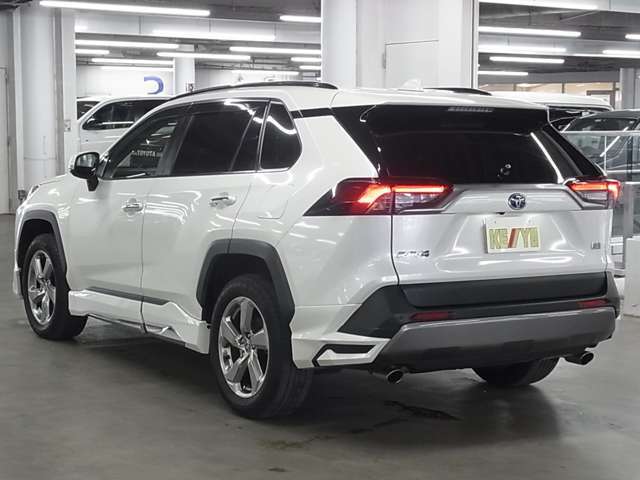 雨が降ってもゆったりと車選びができる全天候型立体展示場！エスカレーター完備！