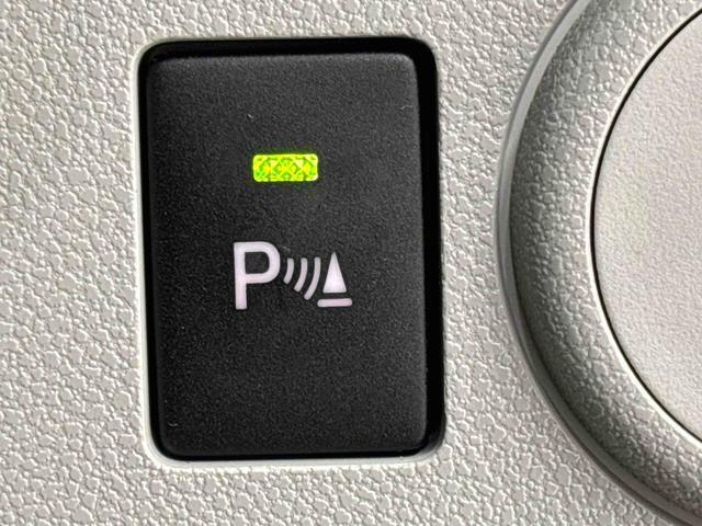 車の四隅にセンサーを施し死角になりやすい左右前後方向の障害物を感知することで、縦列駐車や車庫入れをサポートするコーナーセンサーが付いてます