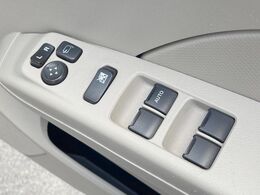【電動格納ミラー】サイドミラーは電動格納式となっており、狭い駐車場でもキズがつくリスクを抑えられます。
