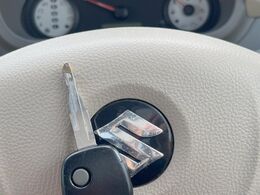 【キーレス】少し離れた場所からでもボタン一つでドアの開錠・施錠ができるのでとっても便利！ドアの鍵穴周りに傷をつけることもありません