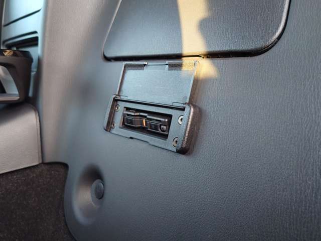 スマートインタイプのETCなのでスッキリ格納されます。