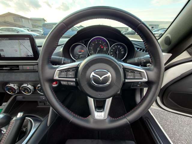 オーディオ類の操作やオートクルーズ走行の操作をハンドルから手を離さずにできます