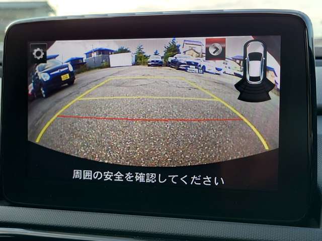 バックカメラで後方が移ります。駐車場や車庫入れの際に強い味方となります