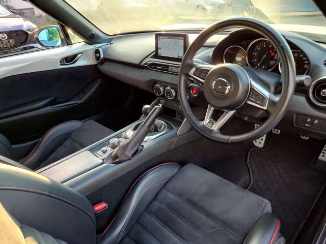 視線移動が少なくドライビングに専念できるコックピット。運転中に必要な「走行情報」とそれ以外の「便利・快適情報」を明確に分けてあるので情報を得る時に迷いを少なくしています。