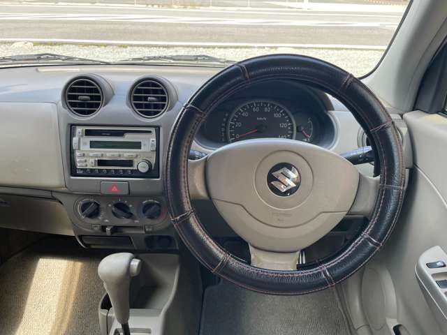 運転席から見たハンドル・インパネ廻りの画像です。