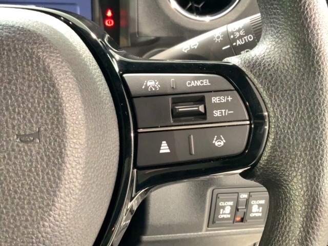 クルーズコントロールを装備しています。高速道路などで一定の速度で走ってくれるので運転が楽ですよ！速度を設定できますので、スピードの出しすぎにも注意できます。