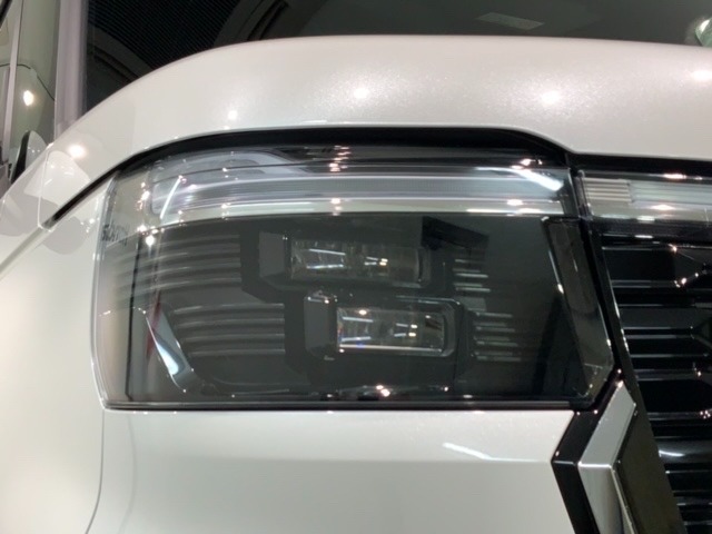 LEDヘッドライトは、点灯の瞬間から最大光量を発揮し、突然暗くなるトンネルなどでの安定感を高めます。