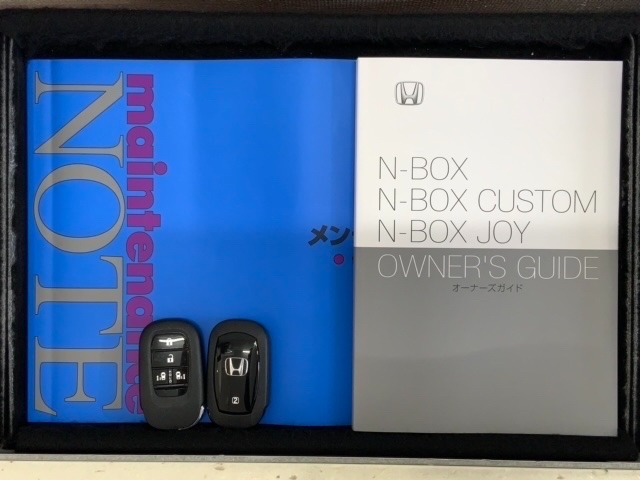 スマートキーは鍵をバッグに入れたままでもドアロックの開閉やエンジンのON・OFFができます。夜間や雨の日も鍵を探さなくて良いので便利です。