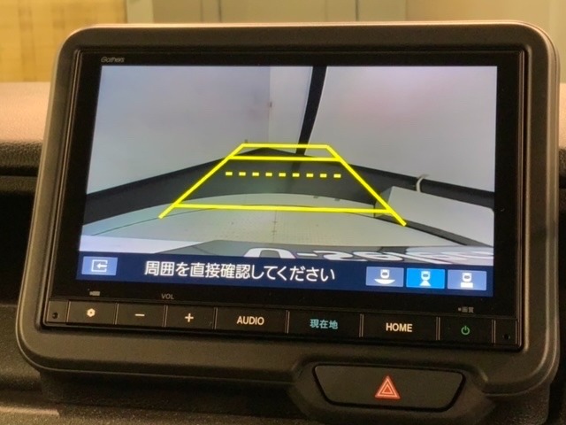 リバースギアに入れるだけで後方の表示へ切り替わります。夜間や雨の日の駐車も楽になりますよ。