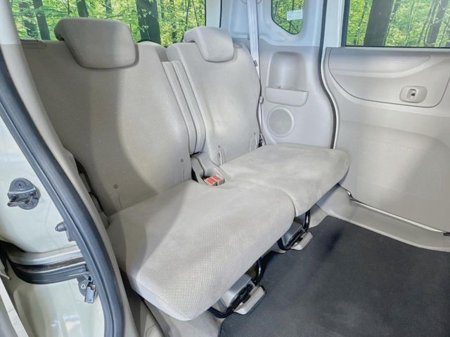 広々とした2列目シートは居住性が高く、居心地も快適！友達や家族とのお出かけにぴったりです。ベビーシートやチャイルドシート使用時も快適にお過ごしいただける十分な空間を確保しています。