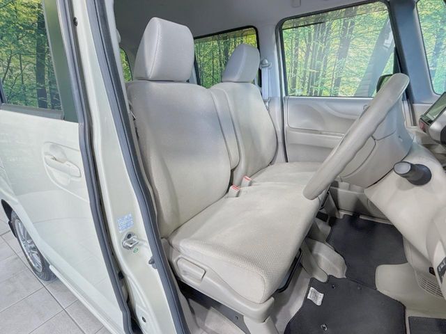 運転席まわりには十分なスペースがあり、大柄な方でもゆったり運転していただける環境です。