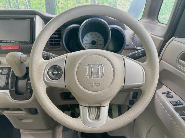 インテリアに合わせたデザインのステアリングは、運転される方のことも考え、運転しやすい形状、大きさです。是非一度、実際に触ってお確かめください。