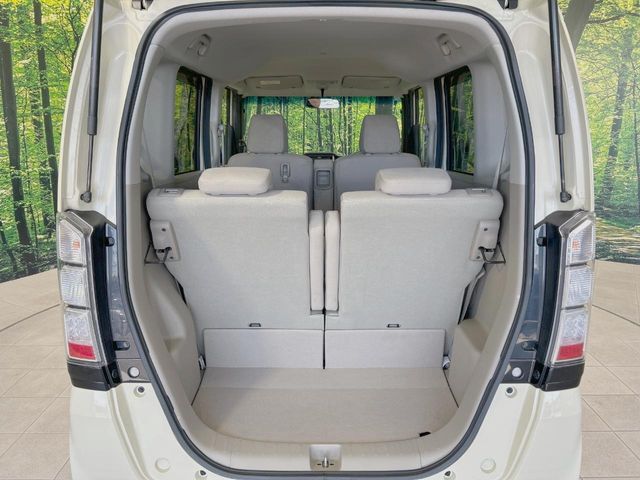 普段のお買い物や通勤、送迎等に十分な荷室スペースを確保しております。セカンドシートを倒すと、大きな荷物の積載も可能です♪