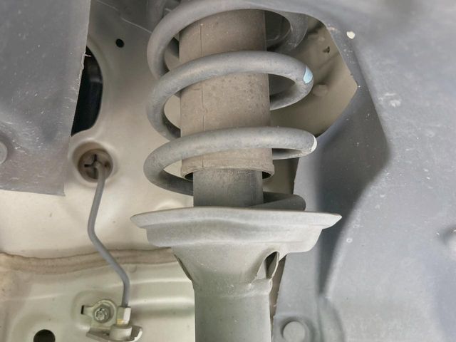 お車を安心してお乗りいただく為には、足回りの定期点検が欠かせません。サービスサポート（有償保証）では無料点検もご提供しており、安心のカーライフをお過ごしいただけるサポート体制が整っています。