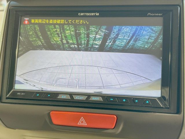 【バックカメラ】駐車時に後方がリアルタイム映像で確認できます。大型商業施設や立体駐車場での駐車時や、夜間のバック時に大活躍！運転スキルに関わらず、今や必須となった装備のひとつです！