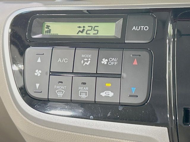 【オートエアコン】一度お好みの温度に設定すれば、車内の温度を検知し風量や温度を自動で調整。暑い…寒い…と何度もスイッチ操作をする必要はありません。快適な車内空間には必須の機能ですね♪