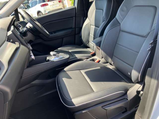 こちらの車両は革シートが採用されています。何と言ってもレザーは高級感が感じられます。