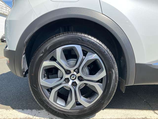 輸入車のホイールはブレーキダストで汚れがちですが、お手入れのしやすいシンプルなホイールが装着されております。ぜひご来場されて実車をご覧ください。お待ちしております。