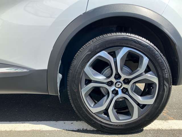 輸入車のホイールはブレーキダストで汚れがちですが、お手入れのしやすいシンプルなホイールが装着されております。ぜひご来場されて実車をご覧ください。お待ちしております。
