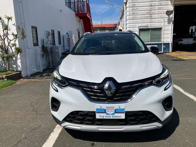 何と言っても車の印象を決めるのはフロントマスクです。個性的で流麗なフォルムをご確認ください。