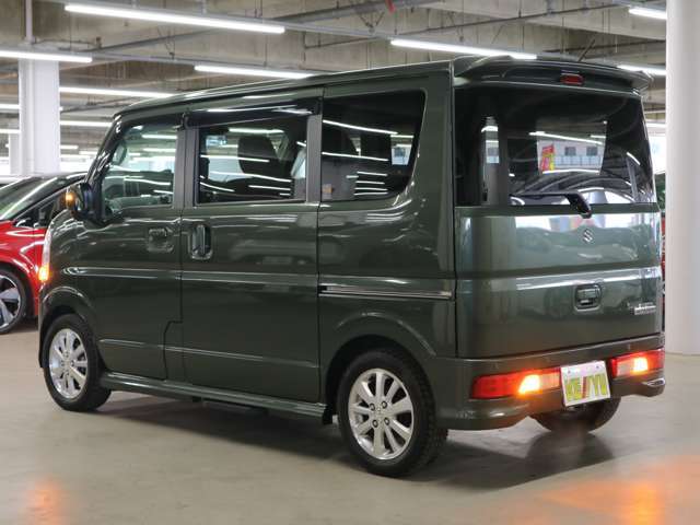 雨が降ってもゆったりと車選びができる全天候型立体展示場！エスカレーター完備！