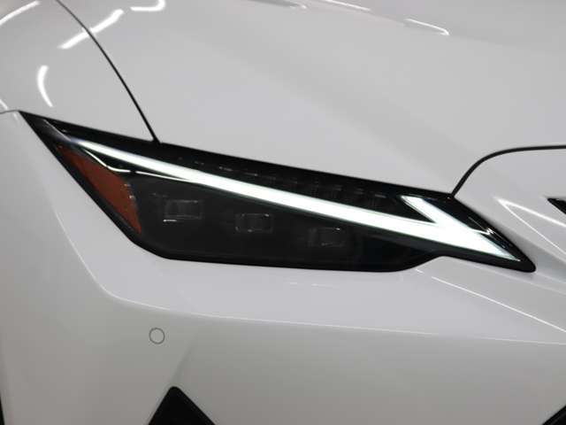 LEDヘッドランプにはアダプティブハイビームシステム「AHS」を採用。光検出カメラで車両検出をし、先行車や対向車に直接ハイビームを当てないように部分遮光します。