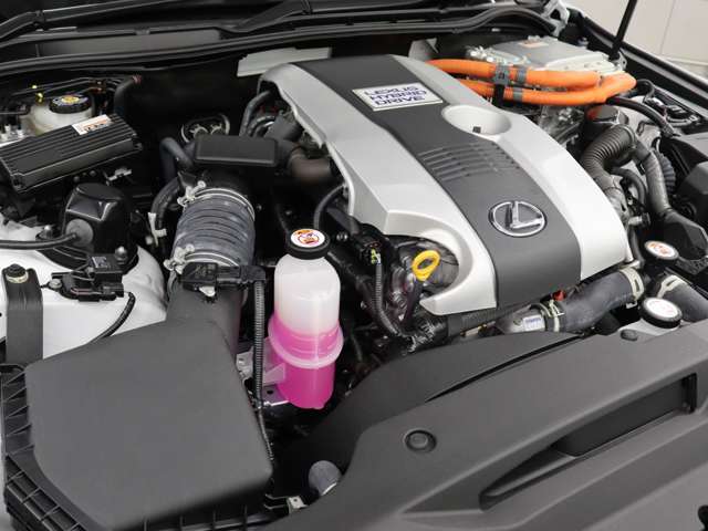 2AR-FSE型　2.5L　直列4気筒　DOHCエンジンと1KM型交流同期電動機のハイブリッドシステム搭載、駆動方式はFRです。