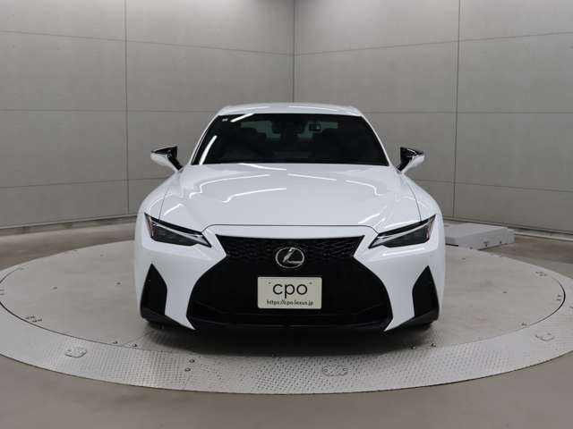 スピンドルグリルは、グリル下部がより大きく広がり、低重心でスポーティな印象を与える造形とし、両下端のブレーキダクトへ空気を導く機能性も表現しています。