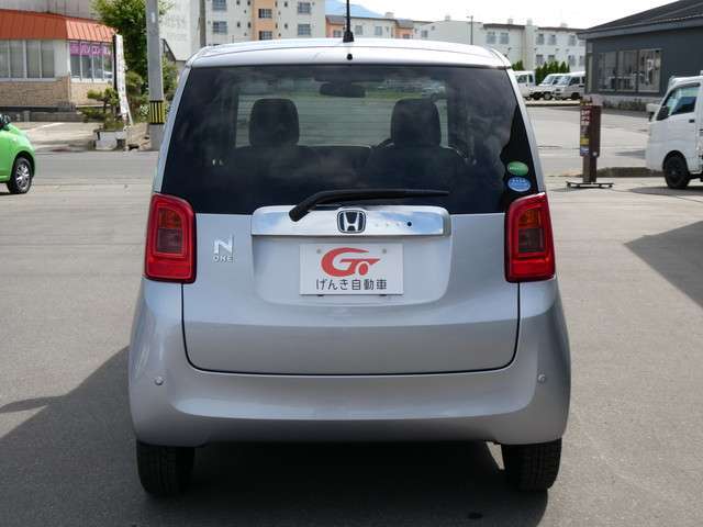 清潔感と高級感を兼ね備えたシルバーの車体色です。掲載情報以外にも気になる点がございましたら、お気軽にお問い合わせください！