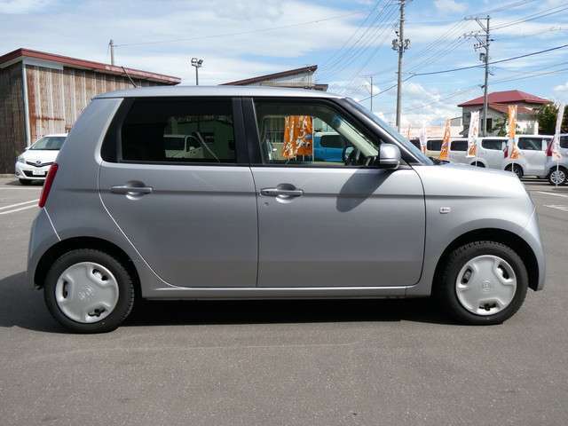 すべての車に外装のコーティングと各種ルームクリーニングを施工いたします！外装も内装も愛車はいつもピカピカキレイが気持ちいいですね♪