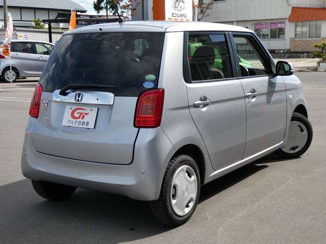 後席の窓ガラスはプライバシーガラスになっています。車内を見えづらくすることでプライバシー保護に役立ち、なおかつ冷房の効果を高めてくれる効果もあります！