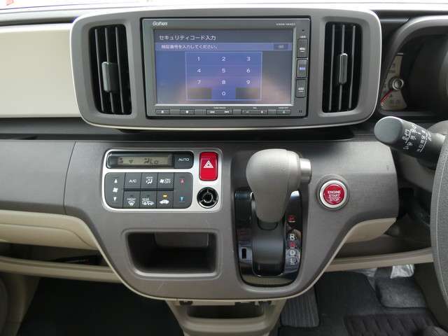 すっきりとまとまった使いやすいエアコンパネルデザインです♪オートエアコン機能がついていますので温度を設定しておけば室内は快適そのもの！