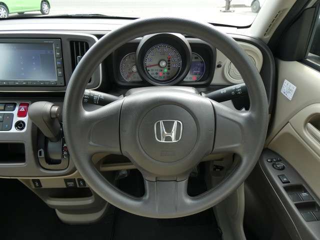 ホンダの社名ロゴが輝くハンドル周りです！中古車ですので多少のスレはございますが、全体的にキレイなハンドル周りとなっています。