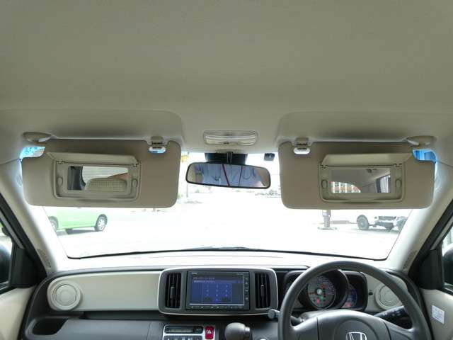 運転席にサンバイザー裏にはバニティミラーが備わっていますので、車の外に出る前にパパッと身だしなみをチェックすることができて便利ですよ♪