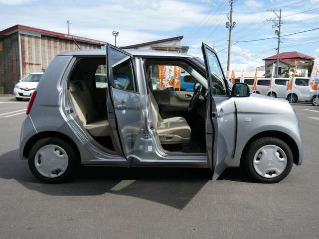 すべての車に外装のコーティングと各種ルームクリーニングを施工いたします！外装も内装も愛車はいつもピカピカキレイが気持ちいいですね♪