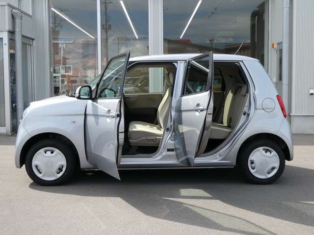 すべての車に外装のコーティングと各種ルームクリーニングを施工いたします！外装も内装も愛車はいつもピカピカキレイが気持ちいいですね♪