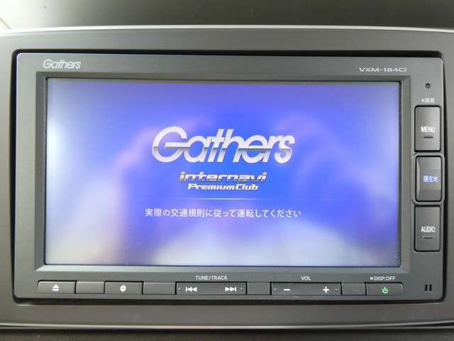 ホンダ純正メモリーナビを搭載しております。走り慣れない道でもナビが案内してくれるので、仕事や旅行といった遠出の機会にも強い味方になってくれますよ！