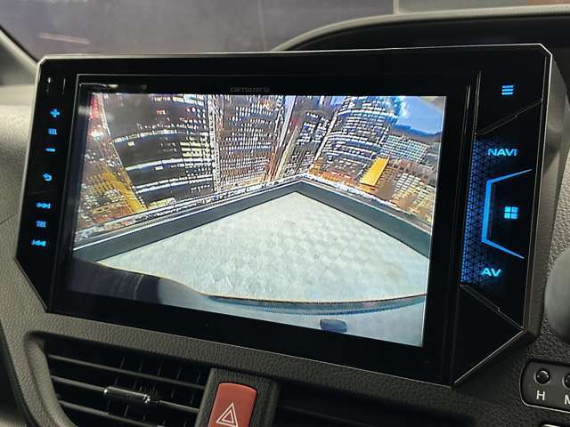 【バックカメラ】運転席から画面上で安全確認ができます。駐車が苦手な方にもオススメな便利機能です。