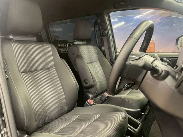 運転席も広々としており運転しやすい環境を実現しています☆