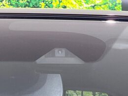 【エマージェンシーブレーキ】走行中に前方の車両等を認識し、衝突しそうな時は警報とブレーキで衝突回避と被害軽減をアシスト。より安全にドライブをお楽しみいただけます。