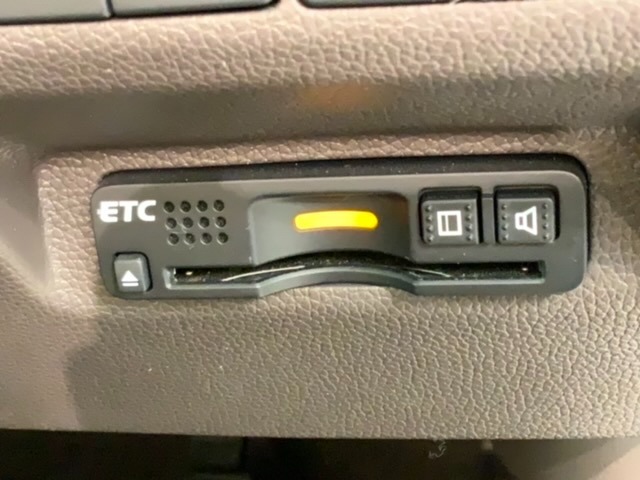 いまや快適なカーライフに欠かせないETCが付いています。