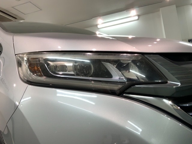LEDヘッドライトは、点灯の瞬間から最大光量を発揮し、突然暗くなるトンネルなどでの安定感を高めます。